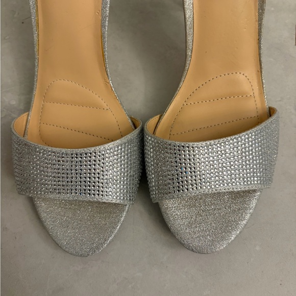 Badgley Mischka Shimmering Silver Heels size 8.5 - Picture 4 of 7